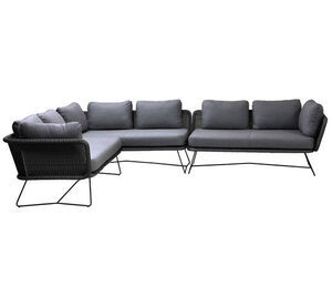 Moderne L-formet sofa i sort/grå med slanke metalben og lave ryglæn.